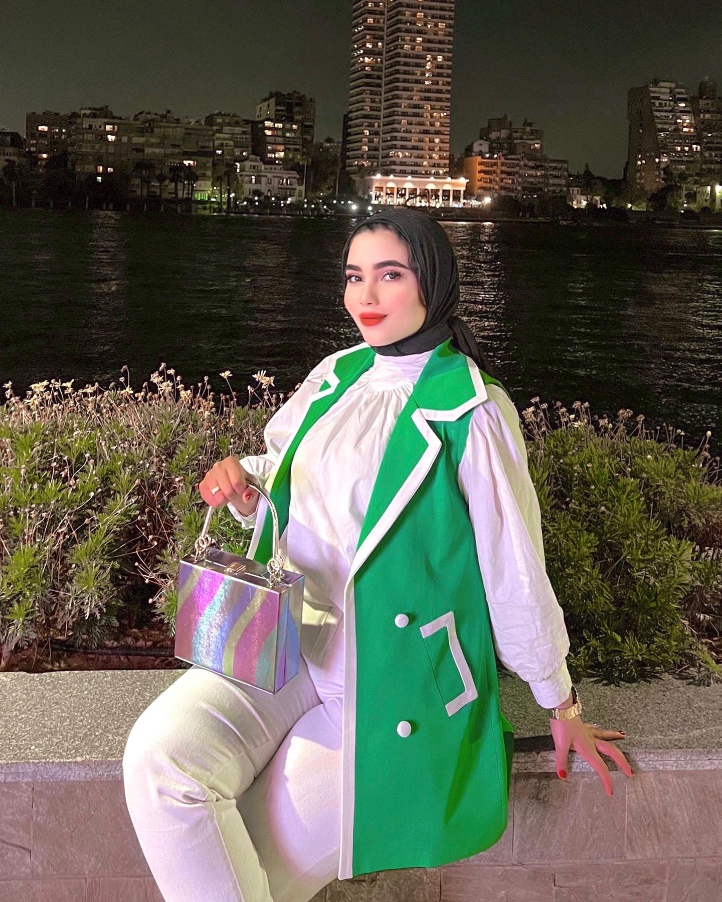 فيست بليزر بلا أكمام أخضر للمحجبات بقصة مستقيمة وخامة كريب ناعمة