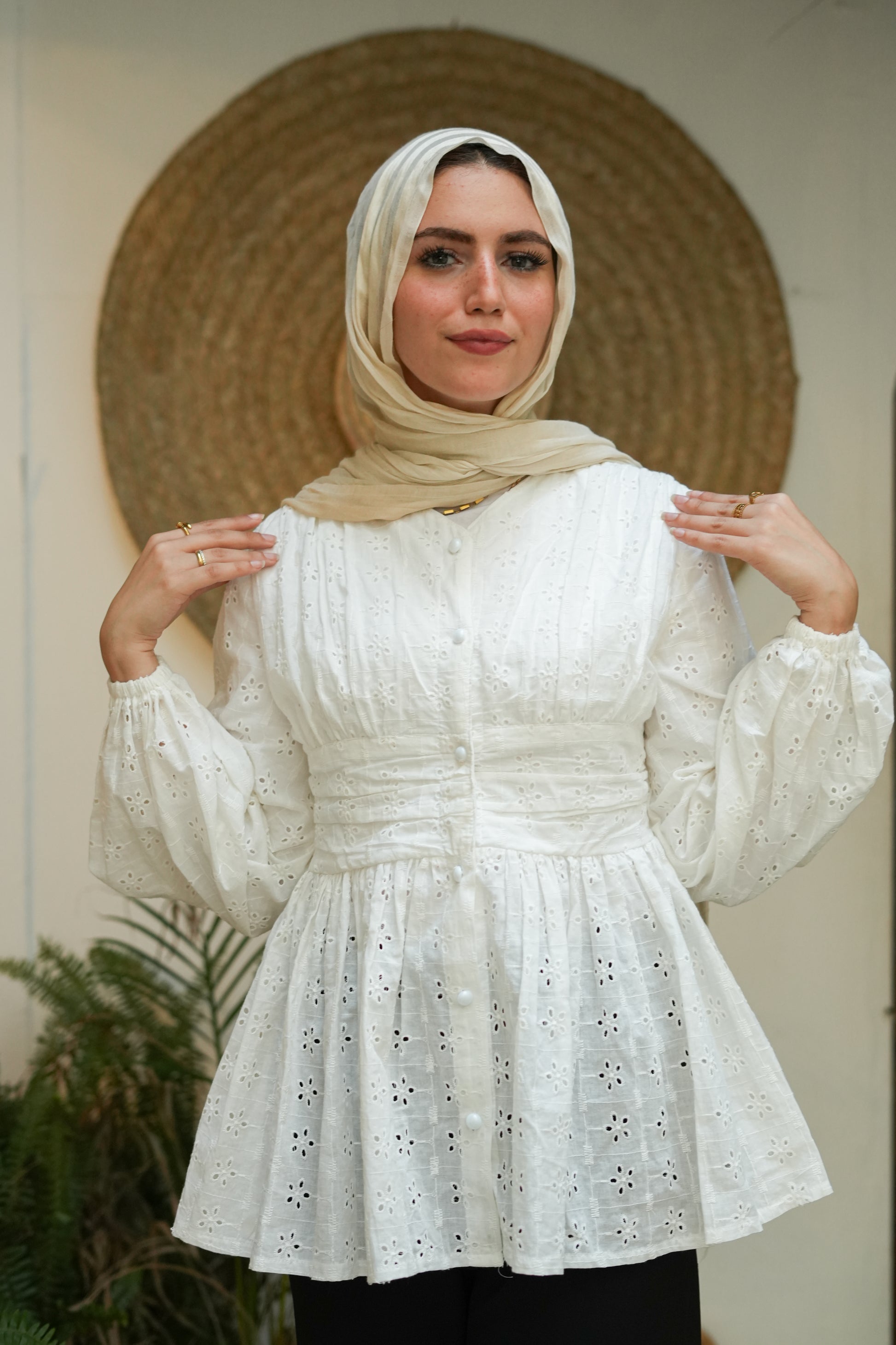 بلوزة دانتيل بيضاء بأكمام كشكش للمحجبات من ذا ليدي