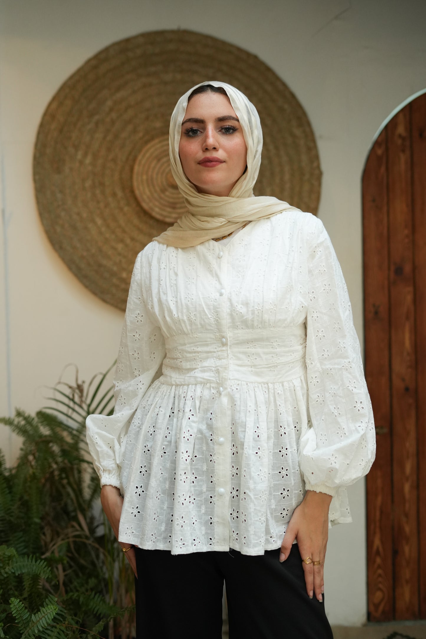 بلوزة من ركامه