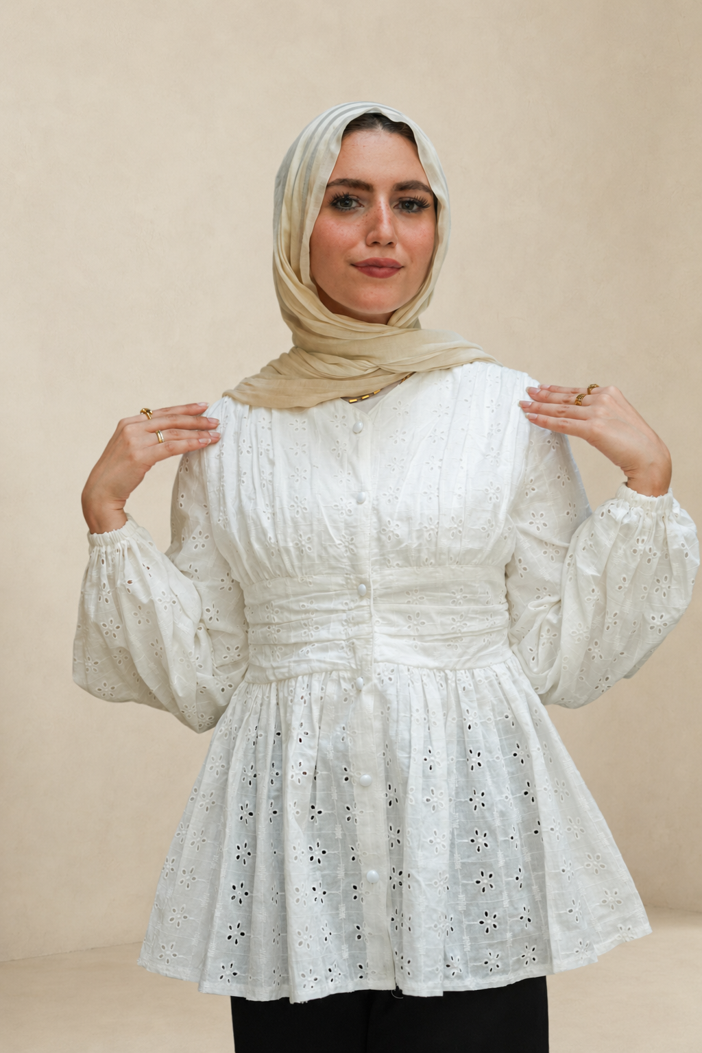 بلوزة دانتيل بأزرار لؤلؤ – صورة المنتج 2